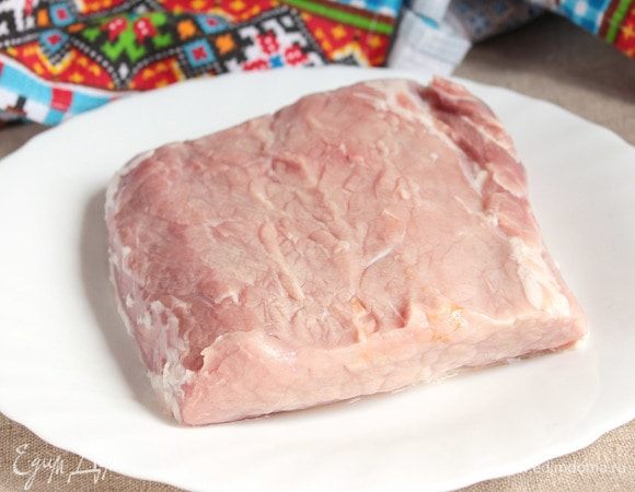 Свиную мякоть (500–600 г) обмыть и обсушить салфеткой. Кусок удобней брать высотой 1,5–2 см. По сторонам мой кусок был 12 х 13 см.