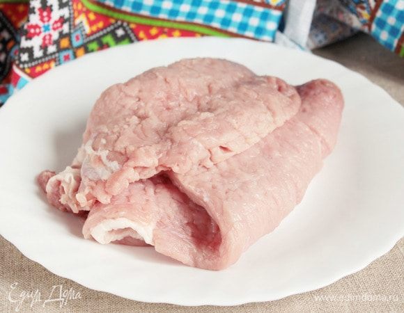 Развернуть полученную мясную ленту и между двумя пленками отбить молоточком с двух сторон.