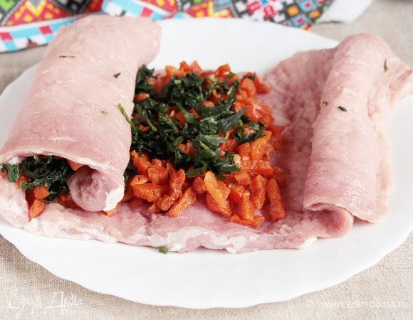 Выложить на мясную ленту курагу, сверху — сельдерей, и свернуть рулетом по ширине.