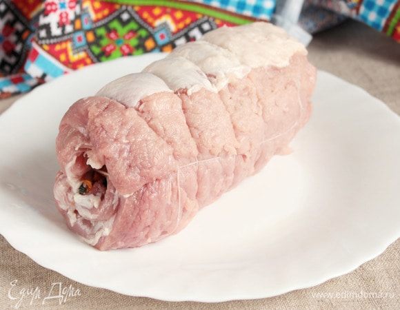 Рулет закрепить нитью, подворачивая внутрь торцы.