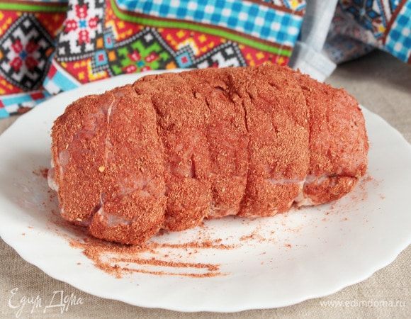 Смешать молотые кориандр (0,5 ст. л.), имбирь (1/3 ч. л.), перец кайенский (0,5 ч. л.), паприку красную (1 ст. л.) и мускатный орех (1/3 ч. л.). Обмазать полученной пряной смесью рулет со всех сторон.