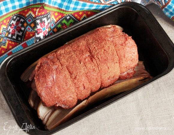 Выложить рулет сверху на банановые шкурки и готовить в разогретой духовке до 190°С 1 час или 1 час 20 минут. Ориентируйтесь, пожалуйста, по своей духовке. Через 30–35 минут рулет перевернуть снизу вверх.