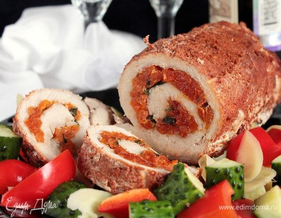 Рулет из свинины с курагой готов. Какие ароматы витают в процессе приготовления, даже не передать словами.