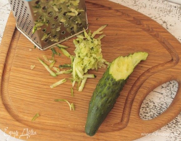 Огурцы вымоем и натрем на крупной терке.