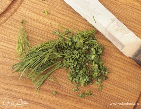 Зелень укропа мелко нарежем.
