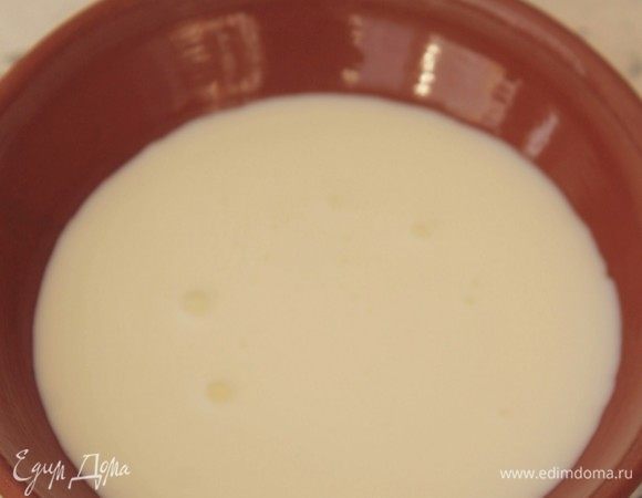 В порционную тарелку наливаем 250 мл кефира.