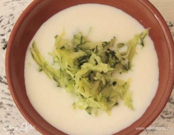 Добавляем половину тертого огурца.