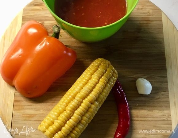 Подготовим сначала овощную братию для нашего очень полезного салата. Зубчик чеснока почистить. Один крупный болгарский перчик освободить от семенной сердцевинки. Кукуруза у меня готовая отварная в початках. Перец чили или как у меня острый перчик (остроту, естественно, регулируем по вкусу). Четверть стакана домашнего томатного соуса. Вместо него можно использовать нарезанные свежие помидоры.