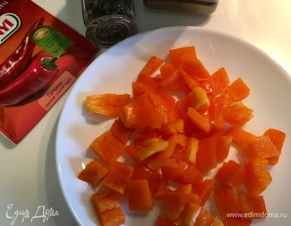 Тем временем кубиком режем болгарский перец и подготовим специи: я использую тмин молотый, паприку красную сладкую и можно еще добавить чили сухой для остроты (чтобы было жгуче по-мексикански!).