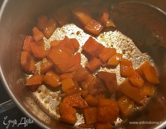 Отправляем в кастрюльку к маслу нарезанный болгарский перец и подготовленные специи, перемешиваем, специи должны отдать маслу все свои чудесные пряные ароматы.