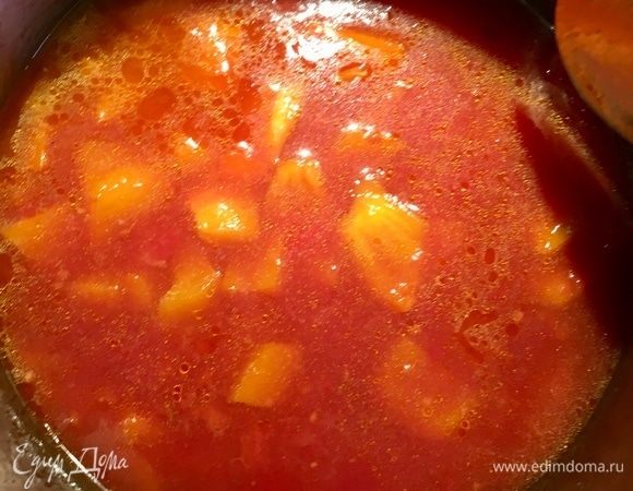 И вливаем в кастрюльку бульон (овощной или куриный) и томатный сок (или порубленные свежие томаты).