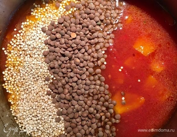 Всыпаем в кастрюльку с овощами и томатом киноа и чечевицу. Перемешиваем и варим (тушим) под крышкой до готовности. То есть примерно 20–25 мин. За это время бульон выпаривается, крупы полностью пропитываются ароматом специй и овощей. В конце посолить и добавить свежемолотый черный перец по вкусу.