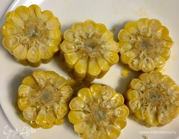 Початок кукурузы (у меня была уже вареная) нарезать колечками.