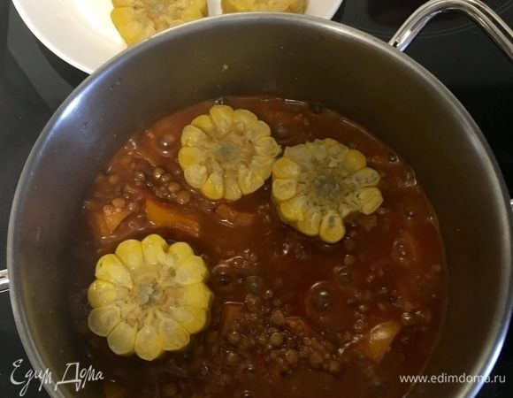 И за несколько минут до готовности опустить кукурузу в киноа, чечевицу и овощи, перемешать. Потушить пару минут вместе. Выключить и закрыть крышкой. Идеально, если есть время, то можно минут на 20 оставить настаиваться. Будет еще вкуснее!