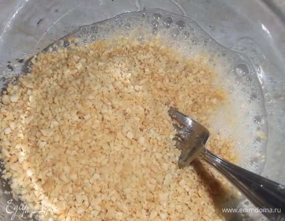 Добавить орехи. Перемешать.