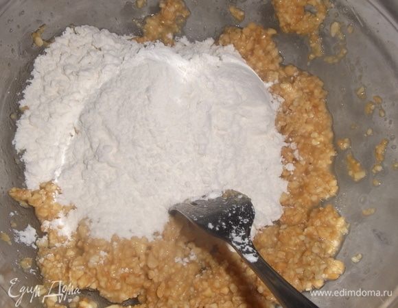 Всыпать муку и разрыхлитель.