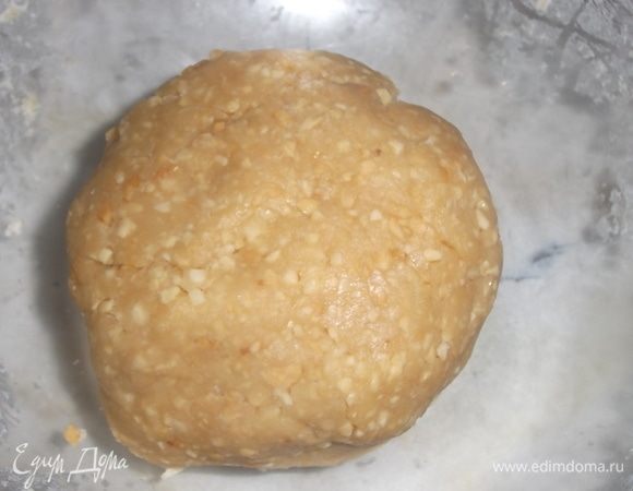 Хорошо вымешать, скатать в шар.
