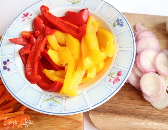 Болгарский перец запечь в духовке в фольге, предварительно очистив от семян, в течение 15–20 минут. Вынуть, охладить под струей холодной воды, нарезать на небольшие продольные кусочки. Морковь, чеснок и лук-шалот почистить. Морковь нарезать небольшими брусочками, лук — тонкими колечками.
