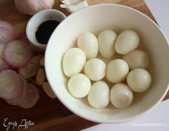 Яйца сварить вкрутую. Морковь припустить в небольшом количестве подсоленной воды, чуть-чуть не доварив.