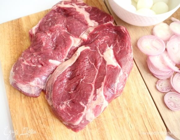 Стейки достать из холодильника заранее, чтобы они приобрели комнатную температуру.