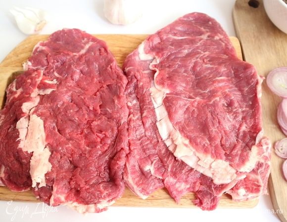 Разрезать горизонтально, не доходя до конца куска на 1,5 см. Раскрыть, как книжку. Отбить слегка кухонным молотком, предварительно закрыв куски мяса пленкой.