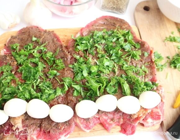 Смазать маринадом (красный винный уксус, оливковое масло 0,5 ст. л., измельченный чеснок, черный свежемолотый перец), дать полежать минут 15 при комнатной температуре, добавить орегано, молотую паприку, сухой чили, посыпать измельченные листочки петрушки; по короткой стороне, ближней к вам, положить перепелиные яйца.