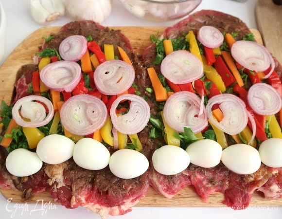 Сверху положить колечки лука.