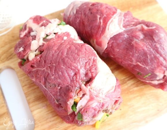 Духовку разогреть до 240°C. Свернуть рулеты.