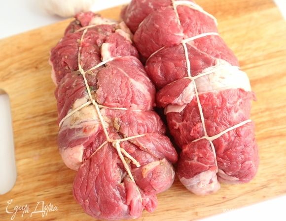 Перевязать кулинарной нитью. Смазать оливковым маслом со всех сторон.