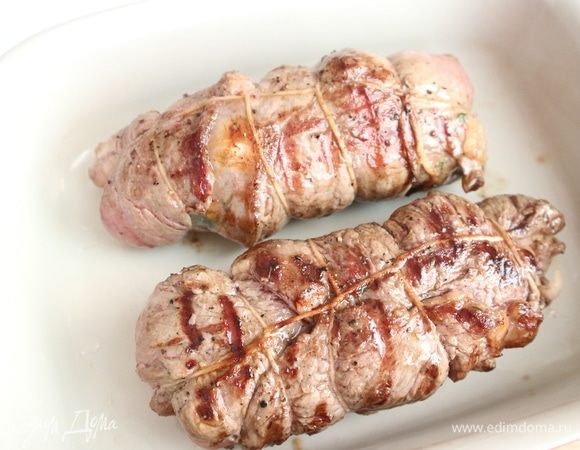 Разогреть сковороду гриль, смазанную слегка оливковым маслом, до дымка. Положить рулеты и обжарить со всех сторон.