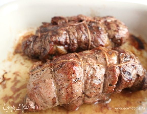 Поместить рулеты в жаропрочную форму и отправить в духовку на 20–25 минут, в процессе полить выделяющимся соком.