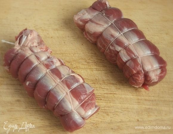 Нагреть духовку до 180°C, с конвекцией до 160°C. Нужны 4 небольших кусочка баранины в виде цельной мышцы, общим весом в 500 г. Это может быть шейный отдел (шейное филе) или корейка бескостная. Для менее дорогого варианта подойдет мякоть с ноги. Желательно присутствие тонкого слоя жира вокруг мышцы. Если мякоть из шейного отдела, ее можно перевязать кулинарной нитью и сформировать ровный цилиндр. Он выглядит привлекательнее, его удобнее обжаривать и красиво нарезать.