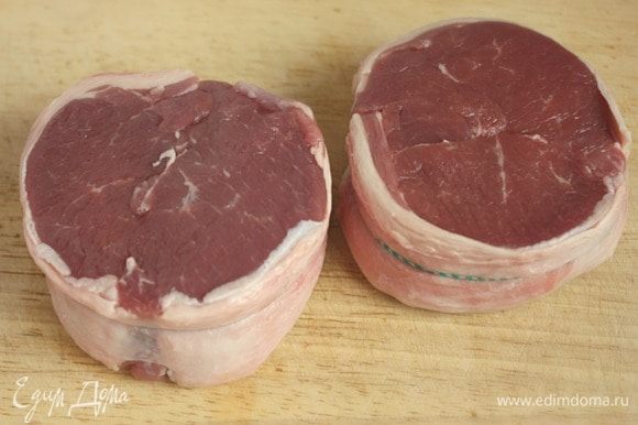 Если мясо в виде медальонов, то желательно обвязать вокруг них кулинарную резинку или нить.