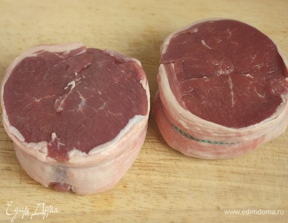 Если мясо в виде медальонов, то желательно обвязать вокруг них кулинарную резинку или нить.