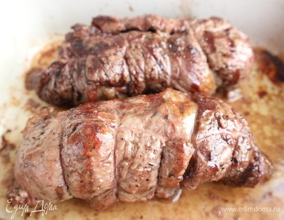 Вынуть из духовки, освободить от кулинарной нити.