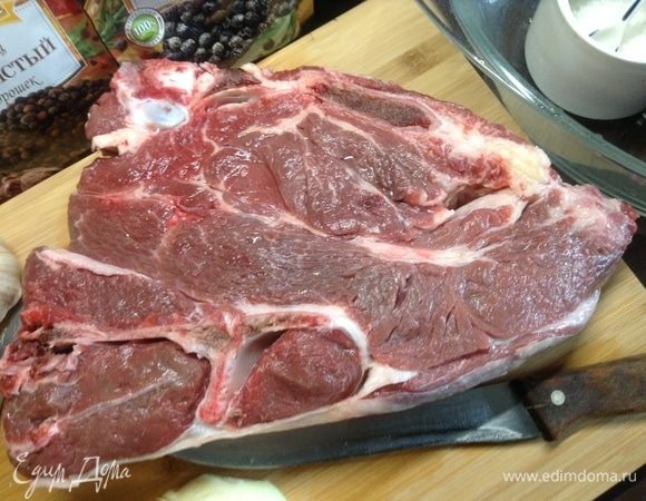 Мясо — говядина или телятина, здорово, если будет и жирок чуть, и косточки.