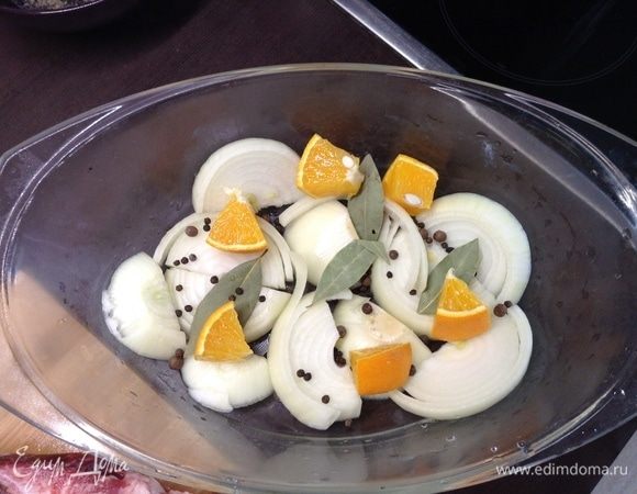 У нас вот с советских времен есть эта прозрачная посудина из жаропрочного стекла... Очень и очень она для таких блюд. Кроме теплоемкости, все видно. На дно уложили лук, специи, апельсинчик. Да, можно и помидорки, тоже аромат жаркого.