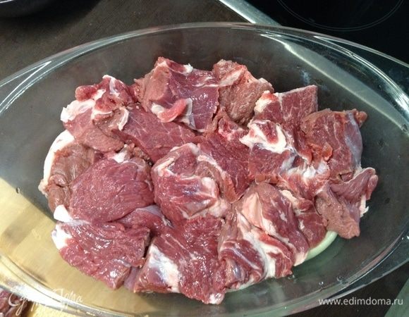 Мясо крупными кусочками порубили (с полкулачка) и на подушку из лука-апельсина-специй.