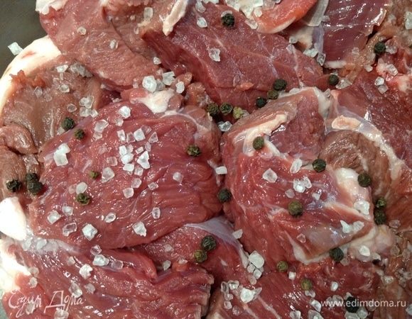 Соль на каждый кусочке мяса, перец, кроме что подавленный, еще и горошком для стратегии — сладкое + острое + пряное = очень ароматно и вкусно.