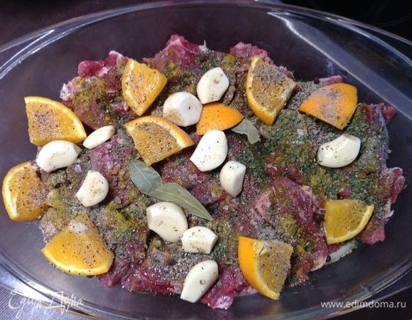 Сверху на мясо — чеснок, апельсин (да и дольки мандарина пойдут), травок разных (тут смесь кавказских и хмели-сунели), лаврушка.