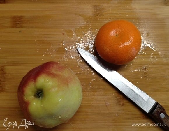 О! Вот и мандарин с яблоком на глаза попал — в общий котел:) Отмечу — за всю историю этого блюда «в нашем кругу» на глаза в такие моменты попадались бананы, ананасы, айва, груша... Всего не вспомнить. Но точно скажу — все приходилось в самый раз. Ибо — мясо и вино...