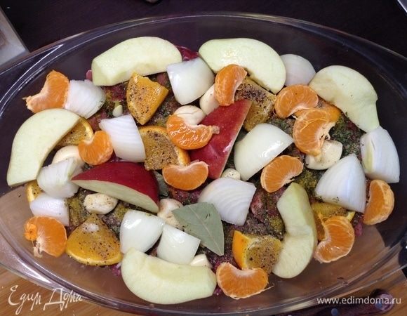 Ну вот, похоже, на этот раз все готово. Надо заметить в этот разок, что на фото дело было в Пасху, поэтому после всех куличей-яиц-творожной пасхи очень хотелось праздничного и нарядного мяса. Похоже, получилось.