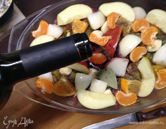 И вот он — священный момент, все это проливаем вином. Ни жира, ни масла, ни воды. Исключительно вином. Здесь оно сухое было. Надо сказать, годится самое недорогое.