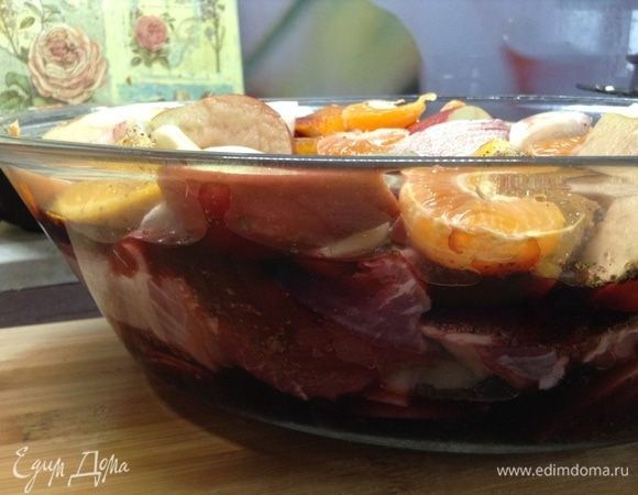 Любуемся в профиль. Заодно видно, что вина наливаем так, чтобы чуть мясо-овощи-фрукты выступали над вином, тогда в самый раз, не будет выкипать.