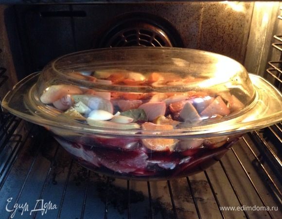 Крышкой прикрыли и в духовку холодную, пусть все вместе прогревается. Первый час на 240°C, чтобы «задышало» и начало томиться. Потом температуру на 160–170°C и часа 3.