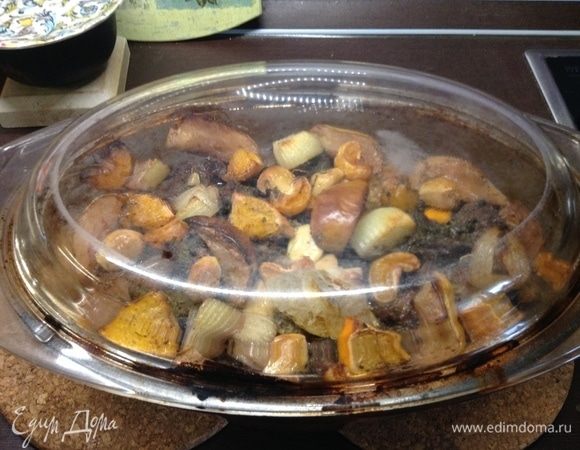 В процессе часа через два от начала достаем, открываем осторожно, чтобы не обжечься.