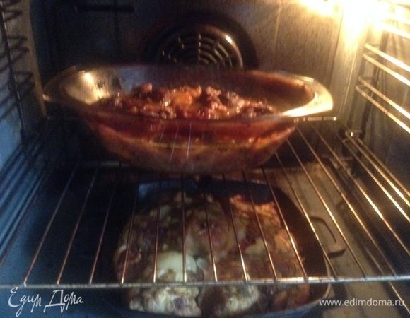 И снова ставим. Можно еще с крышкой. А если видим, что почти уже готово, без крышки, чтобы поджарилось сверху. (Тут, к слову, видно, что в духовке одновременно стояло еще блюдо, будет рецептик — «Свинина-чугунина», для любителей).