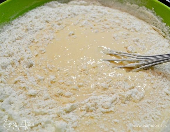 Муку не всю сразу будем добавлять, а в три этапа (тесто не должно быть крутым).