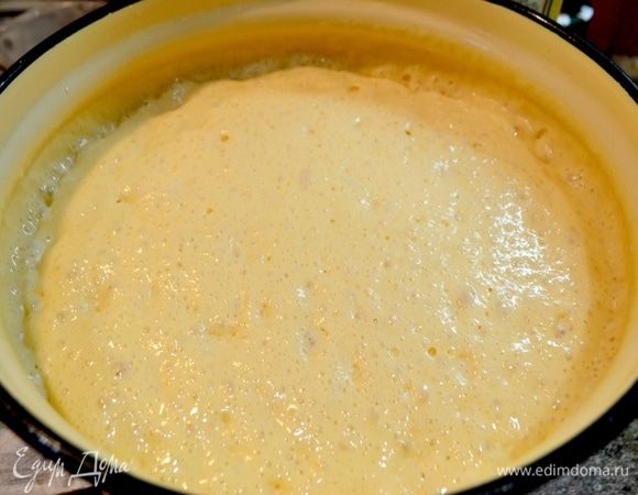 Первый подъем теста, мешаем и добавляем муку. Добавить 2 стакана сахара.