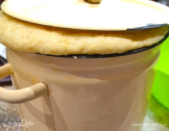 Второй подъем теста, добавляем еще муки и следим, чтобы тесто оставалось воздушным. Чуть не убежало)